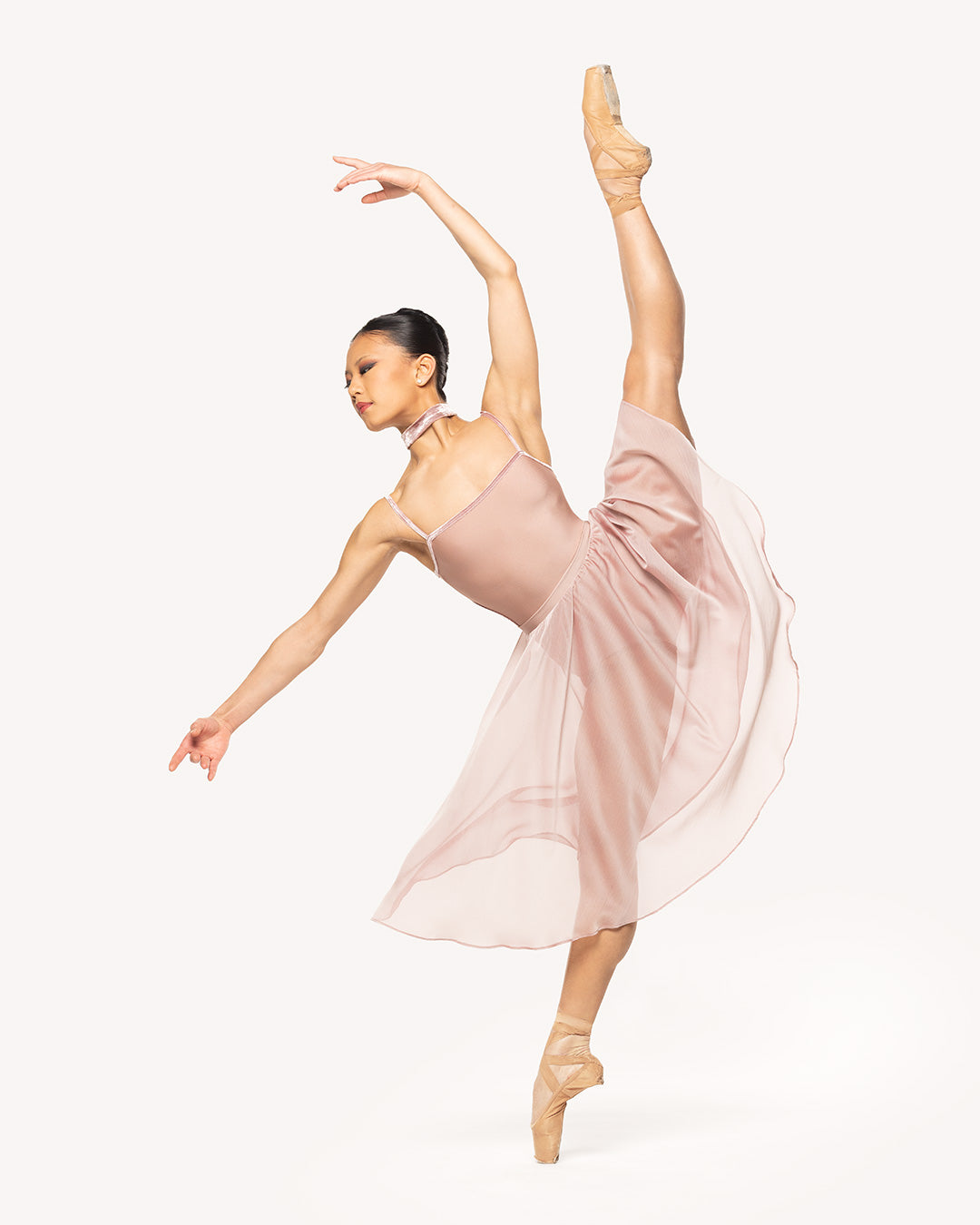 Eleve Dancewear Chiffon Rehearsal Skirt in Dusty Rose print color, front view of dancer on high a la seconde