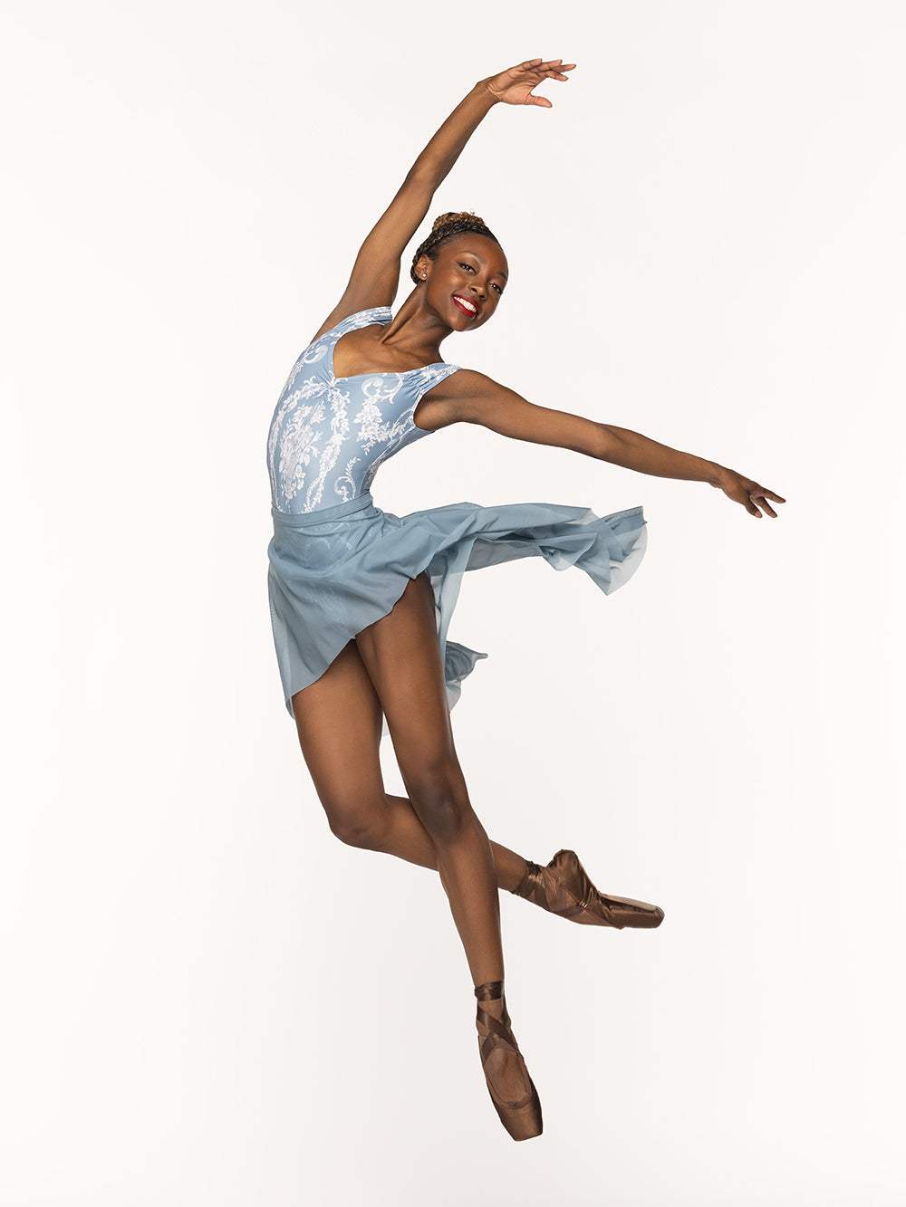 Eleve Dancewear Dragonfly Short Skirt Kids in Light Jean Mesh print color, front view of dancer on pique cou-de-pie derriere