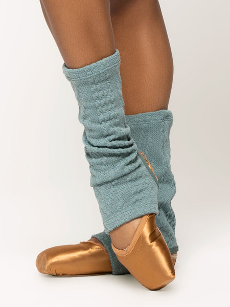 Front of stirrup leg warmers in ankle cable knit Ocean blue