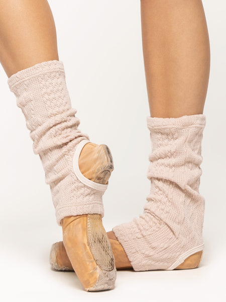 Back of stirrup ankle length leg warmers in cable knit oat
